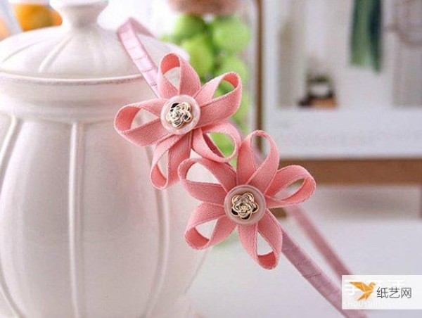 Handmade tutorial on cute ribbon flower-decorated headbands suitable for little girls