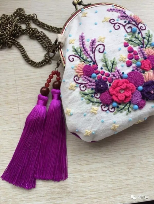 Charming gold bags in non-woven fabrics, embroidery and weaving