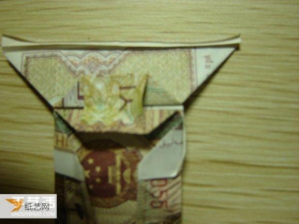 Detailed illustration of how to use the dollar bill folding paper camera