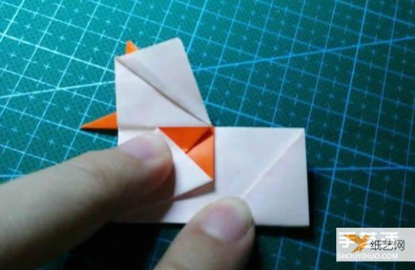 Detailed explanation of the manual method of folding a paper kingfisher tutorial.