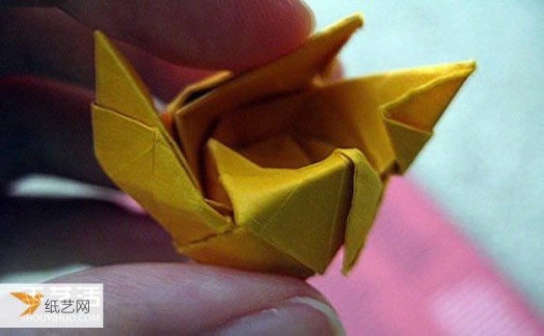 Illustrations of the folding methods of several particularly complex paper roses