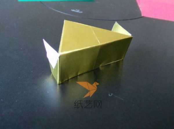 Tutorial on making handmade triangular origami box gift packaging box