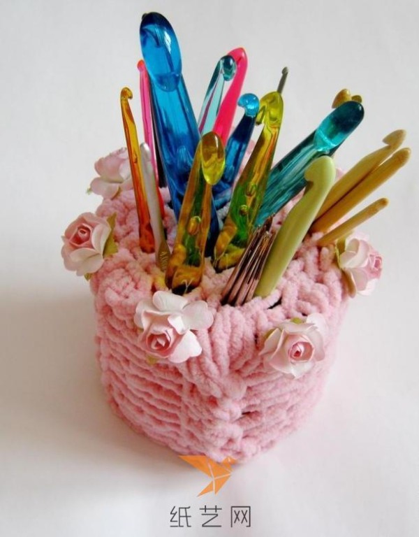 Tutorial on making a pink crochet storage tube for New Year’s gifts