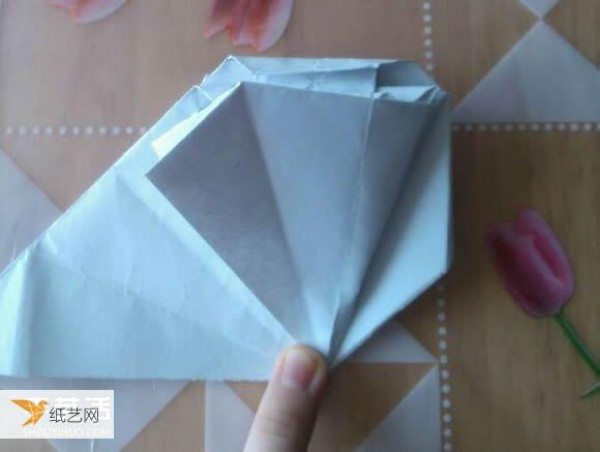 Step-by-step illustration of how to use origami to fold a cute grand piano