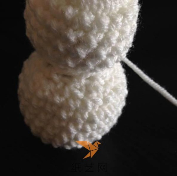 Crochet tutorial for making a pair of sweet little snowmen for Valentine’s Day gift