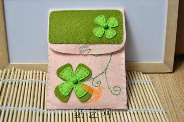 Tutorial on how to make a cute fabric four-leaf clover card holder