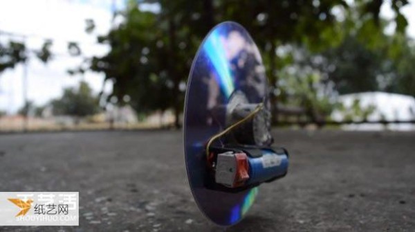 A small invention that uses hard disks and CDs to make anti-gravity toys