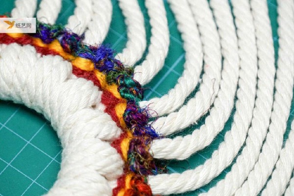 Tie a few knots in the rope and you’ll have a beautiful decoration! Detailed tutorial on rope crafting