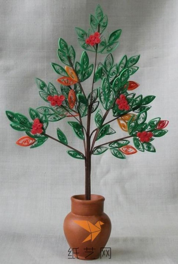 Tutorial on making beautiful paper-quilled trees for New Year decorations