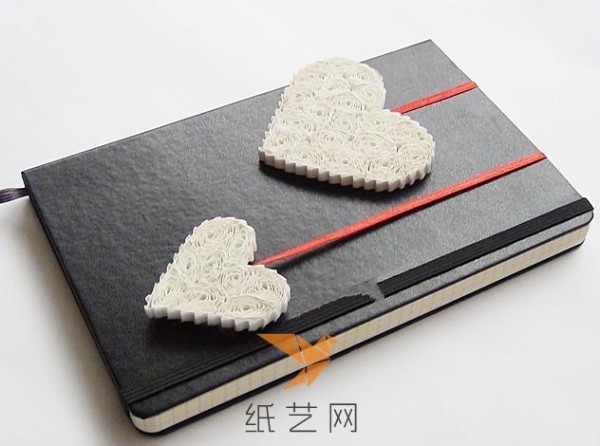 Tutorial on making Valentine’s Day gift with heart-shaped cover decoration