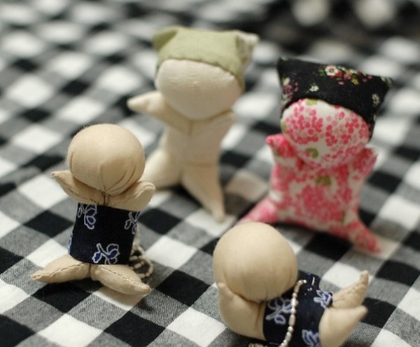 Illustrated tutorial on hand-making of small patchwork dolls