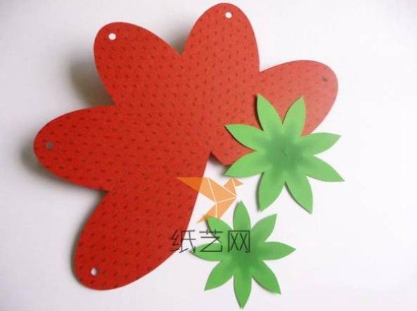 Tutorial on how to make cute strawberry-shaped Christmas gift packaging