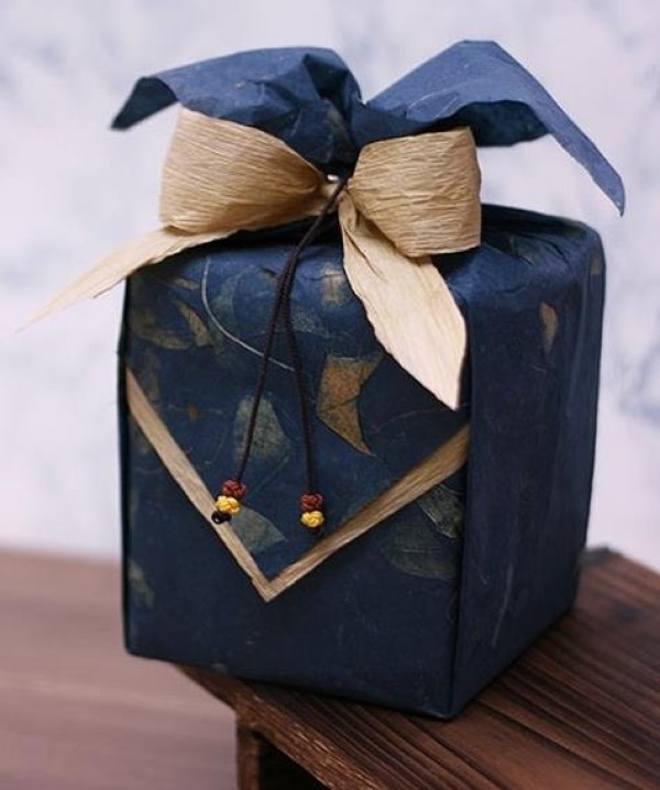 Tutorial on how to wrap beautiful Christmas gifts