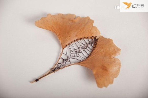 You might as well pick up a fallen leaf on the road and take it home to make beautiful embroidery