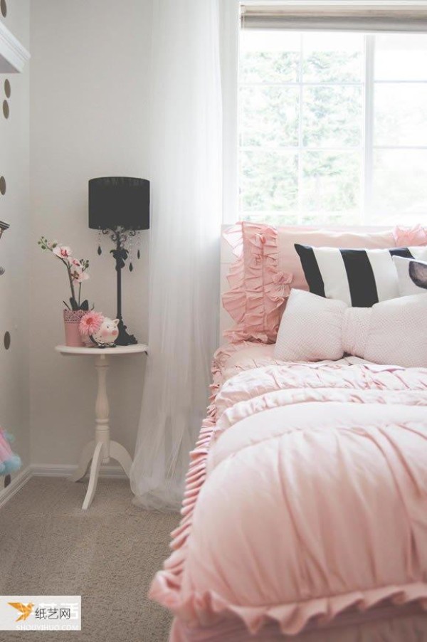 When you have a daughter, you need to create a beautiful ice cream-colored room for her.