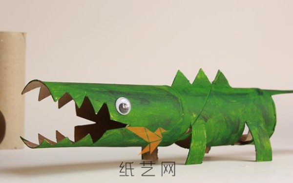 Tutorial on how to make a vicious little crocodile from a toilet paper tube