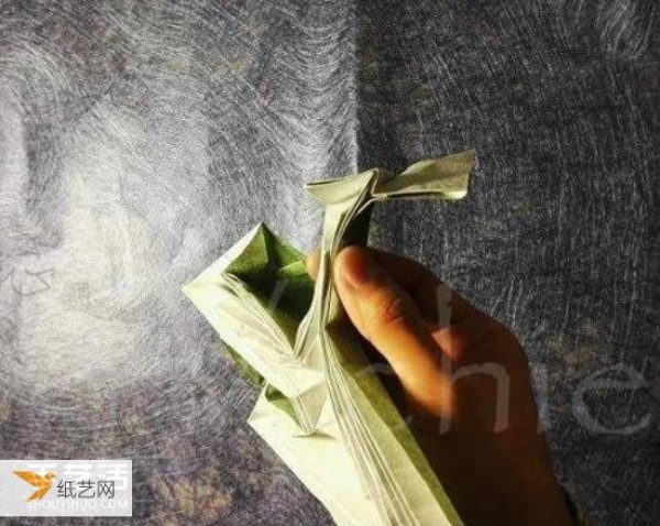 Illustrated tutorial on folding a Sansheng rose from a piece of paper