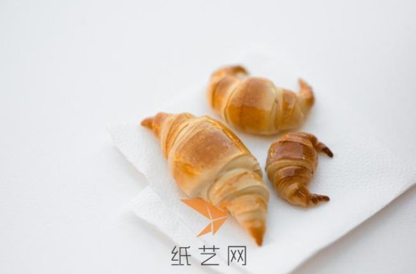 Tutorial on artificial croissants made from ultra-light clay