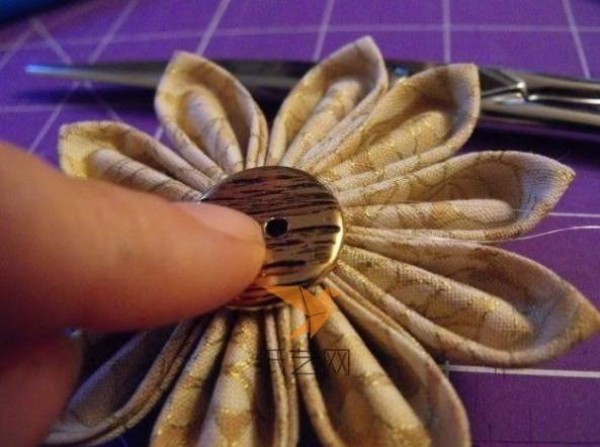 Beautiful flower fabric brooch Mothers Day gift making tutorial