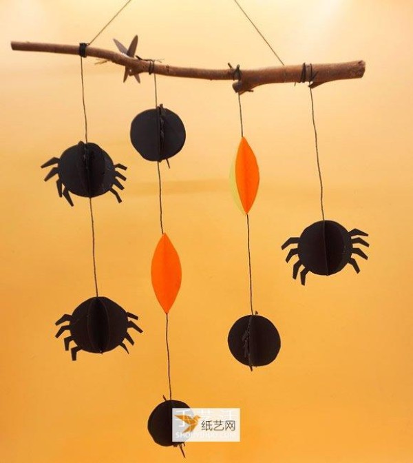 Use cardboard to make a Halloween black spider ornament