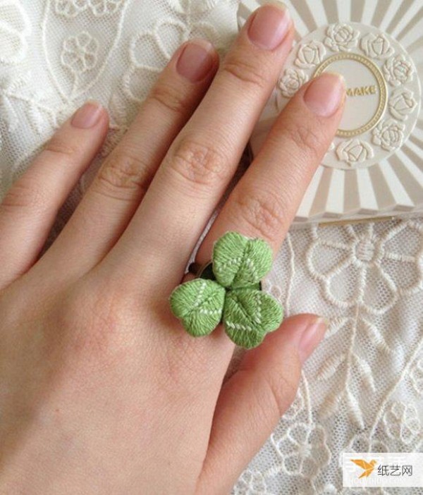 Wearing a cute little fresh embroidered clover ring with beautiful personality