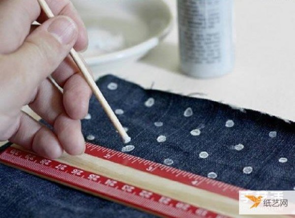 Tutorial on how to transform old jeans into personalized polka-dot jeans