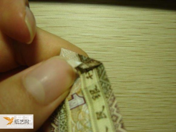 Detailed illustration of how to use the dollar bill folding paper camera