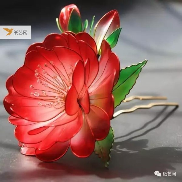 A piece of iron wire and a small box of flower-making liquid can make crystal clear flowers.