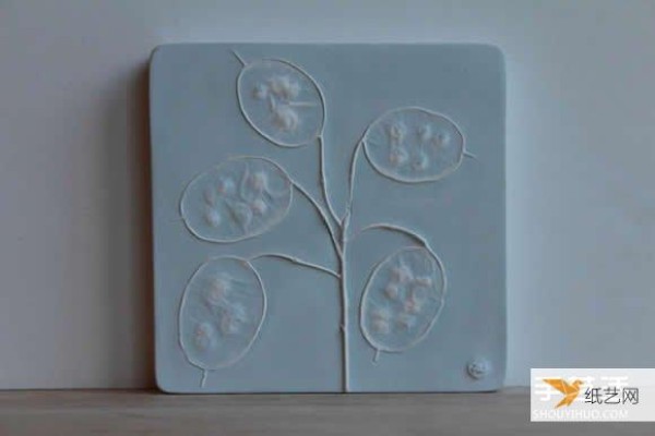 Add flowers, plants and vegetables to clay to create beautiful plant fossil tiles