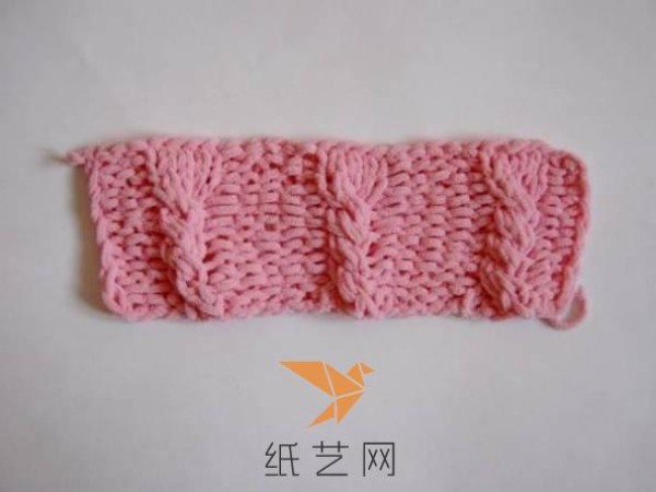 Tutorial on making a pink crochet storage tube for New Year’s gifts