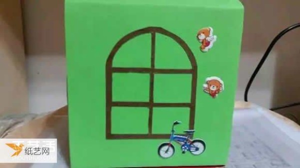 Specific steps for kindergarten children to use waste paper boxes to make a house by hand