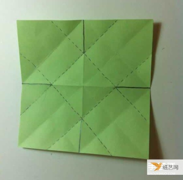 Illustration of how to use a piece of paper to fold a very creative four-leaf clover