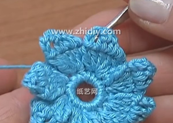 Simple tutorial for making crochet cascading flowers