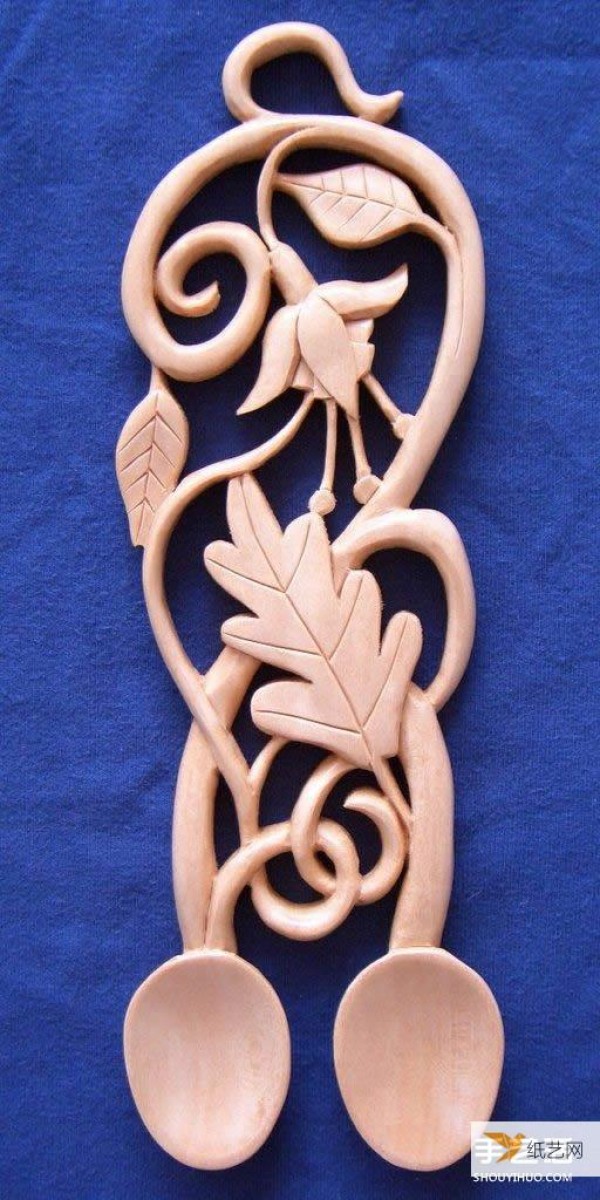 Comprehensive display of various carving works by the Love spoon wood carving artist Adam King