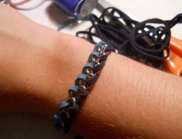 Tutorial on how to make boyfriend-style hand-knitted bracelets