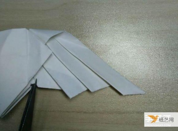 Illustration of the steps to make an origami heart with wings that can fly