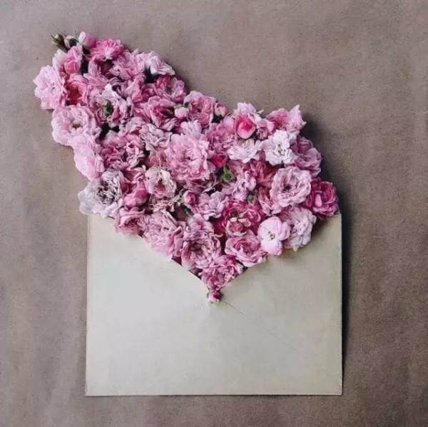 A piece of paper and a few flowers give you the most beautiful love letter