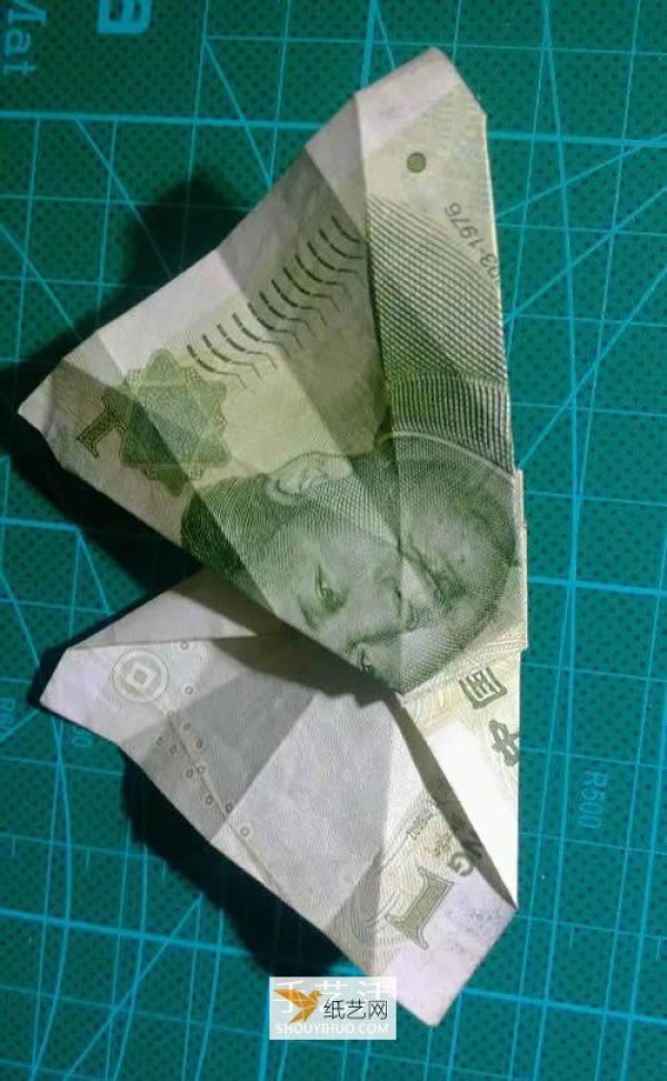 Illustration of how to fold a hexagonal badge using one-yuan banknotes