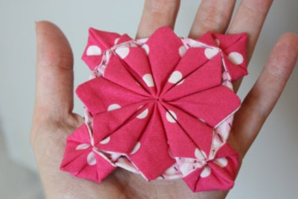 Illustrated tutorial on handmade patchwork fabric flowers