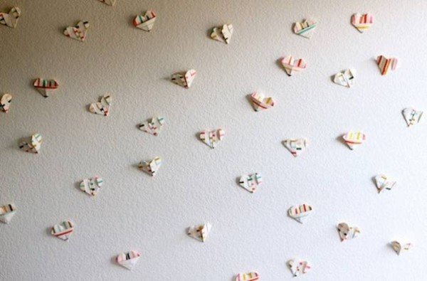 Origami method tutorial for simple origami hearts to decorate the wall