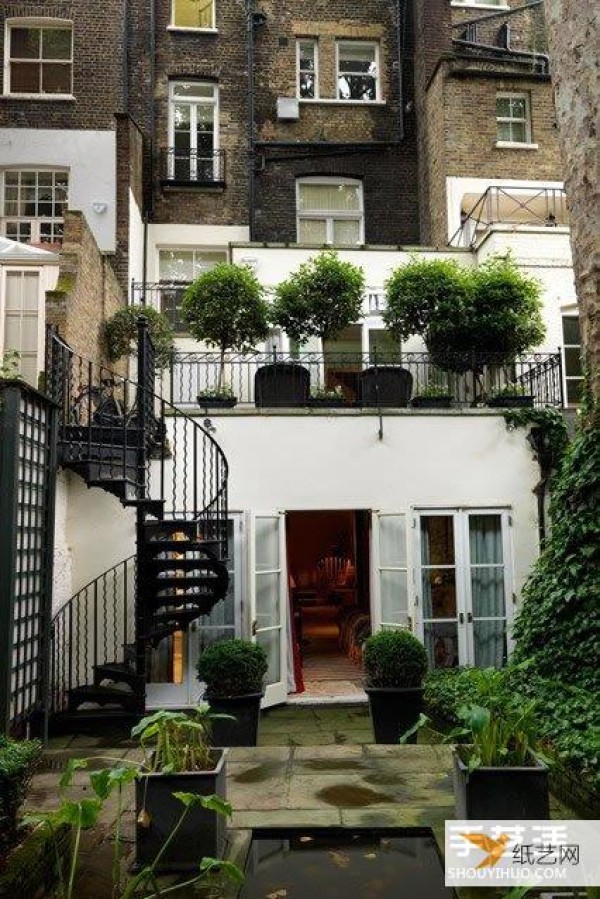 I also hope to have a balcony like this. An urban oasis privately owned by an interior designer.