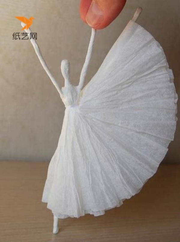 Tutorial on how to make a ballet girl out of napkins