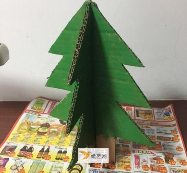 How to make your own big Christmas tree using corrugated paper