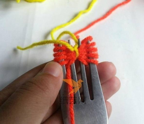 Three-minute tutorial for children to make woolen butterflies by hand