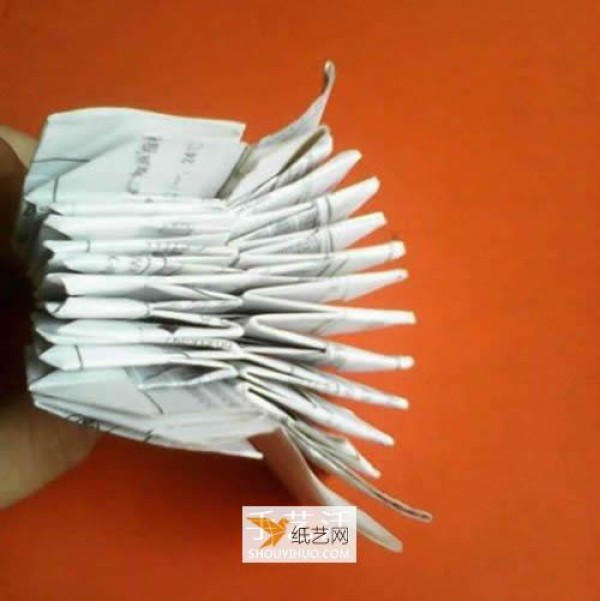 Illustration of how to fold paper fireworks by hand