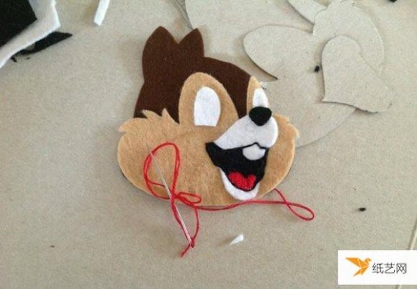 Tutorial on how to make particularly cute squirrel head ornaments using non-woven fabrics