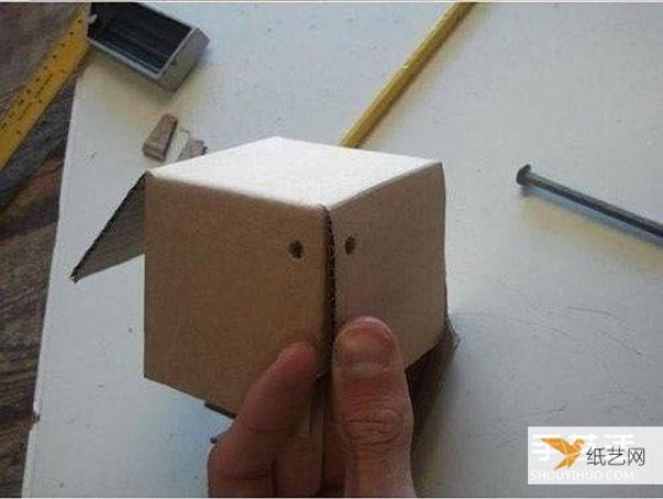 Illustrated steps on how to make a childrens piggy bank by hand using cardboard