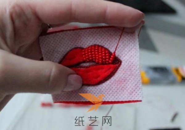 Tutorial on how to decorate a Valentine’s Day gift with red lip beads