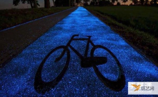 Glow-in-the-dark bike lane completely lights up Polish town, roads that glow without plugging in