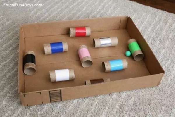 Turn waste into treasure, a maze made of cardboard boxes and paper rolls! Let’s play together!